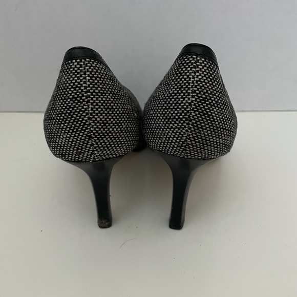 Anne Klein Black/White Fabric Peep Toe Heels/Pumps, 7.5, GUC. - Picture 4 of 7